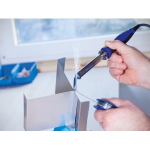 LUX 100 W-os forrasztópáka fém forrasztás közben.