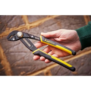 Stanley Fatmax vízpumpafogó (254 mm) kézben, fogó sárga-fekete markolattal.