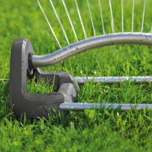 Gardena Aqua S 220 gyepszóró: Négyszögletes esőztető használat közben a gyepen, finom vízsugarakkal öntöz.