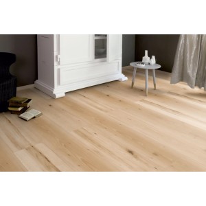 Kaindl Comfort Laminált 7 mm Bükk Swaran lerakva egy nappaliban.