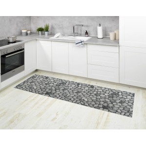 Többszínű Wenko Sassi fürdőszobaszőnyeg (65x200 cm) kőmintával, konyhai futószőnyegként fehér konyhabútor előtt.