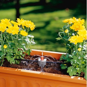 Gardena Micro-Drip szórófej használat közben, virágok öntözése ágyásban.