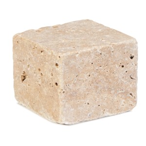 Travertin Noce térkő, 10x10x8 cm, minden oldalon fűrészelt és antikolt.