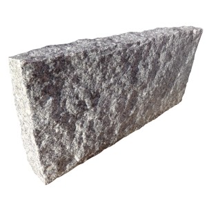 Szürke gránit oszlop, érdesített felület, 7x25x50 cm, kert- és tájépítéshez.