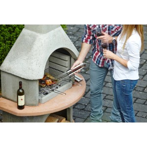 Buschbeck Carmen szürke-terrakotta kerti grillsütő párral a kertben grillezve.