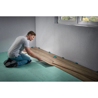 Férfi laminált padlót fektet a wolfcraft laminált és design padlókhoz való illesztőkészletével.