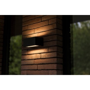 Fekete LED kültéri fali lámpa téglafalon.
