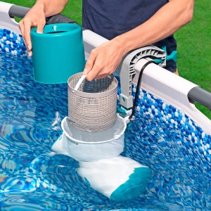 Bestway Skimatic 2 az 1-ben szűrőszivattyú szkimmerrel a medencében.