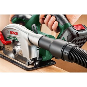Bosch PKS 18 LI Solo akkus kézi körfűrész porelszívással használat közben.