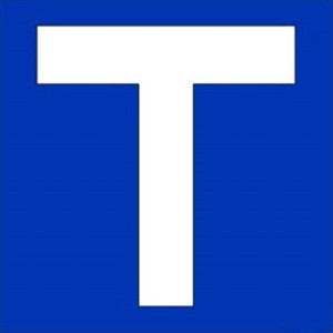Kék közlekedési tábla fehér "T" betűvel a "t.b.t."-hez, közúti biztonság.