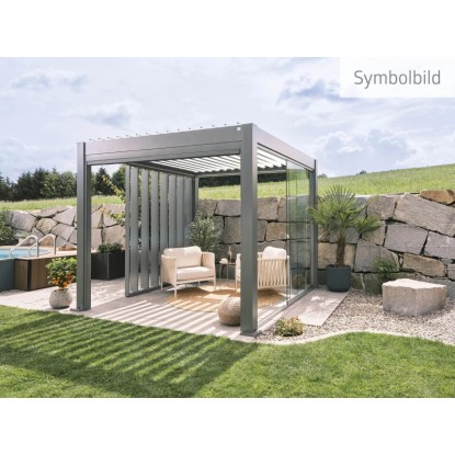 Modern Biohort pergola 4,5x3 m kvarc fehér színben, lécekkel és ülősarokkal a kertben.