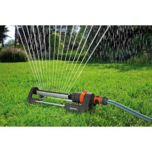 Gardena Aqua M négyszögletes esőztető gyep öntözése közben.