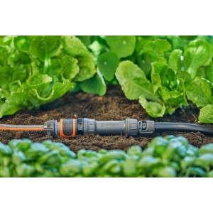 Gardena csapcsatlakozó Micro-Drip-Systemhez 13 mm-es ellátócsővel a virágágyásban.