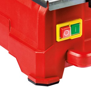 Közelkép az Einhell TC-TC 800 csempevágóról: Piros ház, kapcsoló és lábak.