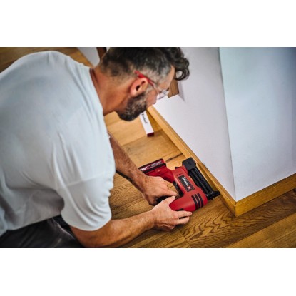 Einhell Power X-Change akkus szögbelövő/tűzőgép TE-CN 18 Li Solo használat közben fa szalag rögzítéséhez.