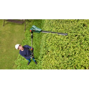 Bosch UniversalHedgePole 18 Solo akkus teleszkópos sövénynyíró használat közben.