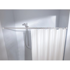 Króm színű Kleine Wolke rugós rúd (125-220cm) zuhanyfüggönnyel a fürdőszobában.