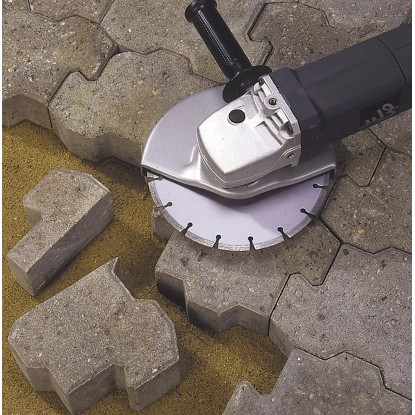 LUX 125 mm-es gyémánt vágótárcsa sarokcsiszolón kőburkolat vágásakor.
