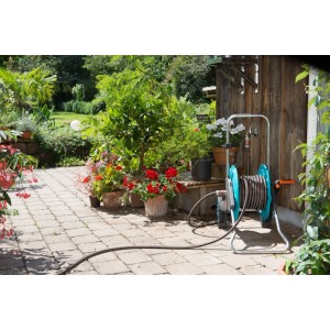 Gardena Comfort Flex 13 mm (1/2) tömlőcsatlakozó tömlőkocsival a kertben.