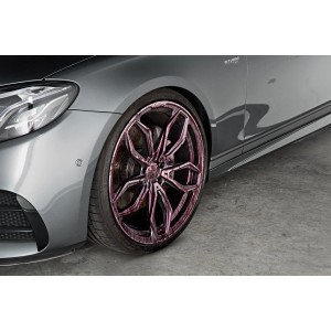 Felni Kärcher Premium RM 667 felnitisztítóval kezelve, színváltozás látható.