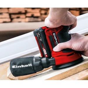 Einhell TE-RS 18 Li akkus excentercsiszoló porelszívó zsákjával fát csiszol.