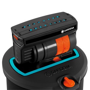 Gardena Sprinklersystem OS 140 süllyesztett négyszögletes esőztető gyepöntözéshez. Esőztető narancssárga beállító kerekekkel.