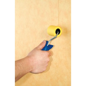 LUX Tapétavarrat henger Moosgummi 5 cm használatban a tapétavarratok nyomásához.