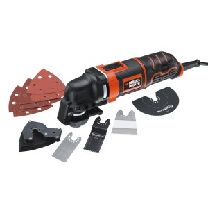 Black+Decker MT300KA multifunkciós szerszám tartozékkészlettel, különféle tartozékokkal és csiszolópapírral.