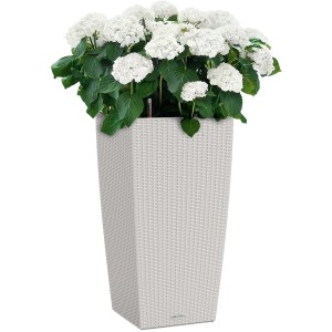 Lechuza Cubico Cottage virágtartó, 56 cm magas, világosszürke, fehér hortenziával.