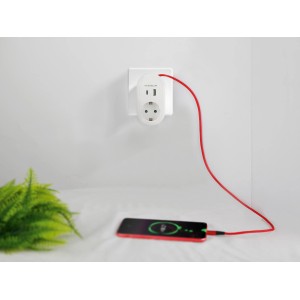 Fehér aljzatadapter USB-A, USB-C és töltőkábellel, piros okostelefont tölt.