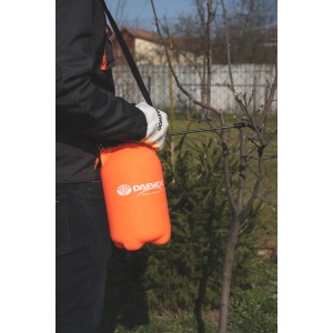 Narancssárga nyomáspermetező fa permetezéséhez.