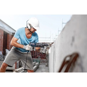 Férfi betonfalat fúr Bosch SDS Plus-3 fúrókalapáccsal.