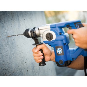 LUX Hammer Comfort SDS-Plus fúró lyukat a betonfalba. Fúrófej Ø 10 mm.