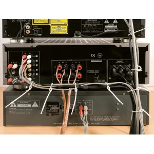 Fehér csomózott kábelkötegelő (25 db) kábelrendezéshez egy hi-fi rendszeren.
