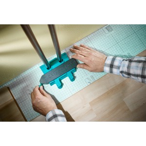 Wolfcraft kontúrmérő 130 mm használat közben a kontúr laminátumra történő átviteléhez.