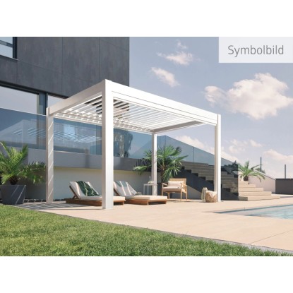 Fehér Biohort pergola 5,5x3,5 m teraszfedésként a kertben.