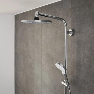 Hansgrohe Crometta zuhanyrendszer fej- és kézizuhannyal króm/fehér színben, szürke fal előtt.
