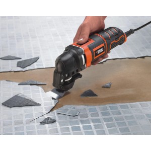 Black+Decker MT300KA multifunkciós szerszám csempevágás közben.
