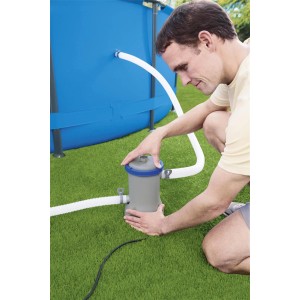 Flowclear 800 gal szűrőszivattyú használat közben a medencénél, tartozék a medence tisztításához.