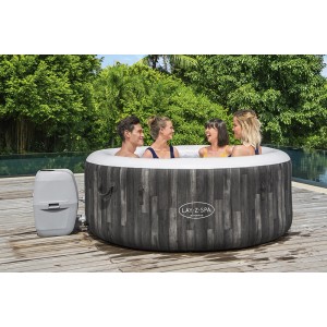 Bestway Lay-Z-Spa Bahamas AirJet felfújható pezsgőfürdő 4 emberrel a kertben.