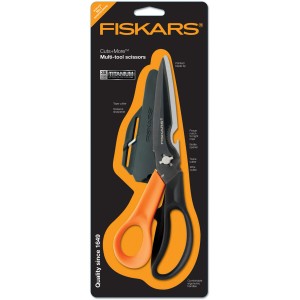 Fiskars Cuts+More univerzális olló készlet pengeélezővel és vágásvédővel.