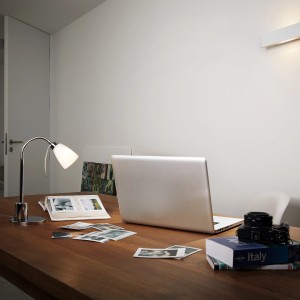 Osram G9 LED izzó 1,9W 5 darabos készlet használat közben asztalon lámpával, laptoppal és fényképekkel.
