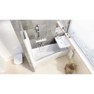 Modern fürdőszoba káddal, zuhanyzóval, mosdóval és WC-vel.
