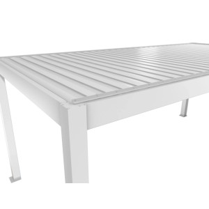 A fehér Biohort 6 m x 3 m-es pergola részlete, lamellás tetővel.