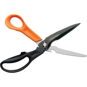 Fiskars Cuts+More univerzális olló narancssárga nyéllel és drótvágóval.