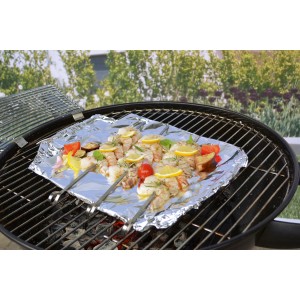 Jamestown saslik nyársak garnélával, zöldségekkel és citrommal a grillen.
