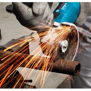 Bosch Professional GWS 750-125 sarokcsiszoló használat közben fémet vág, szikrák repkednek.
