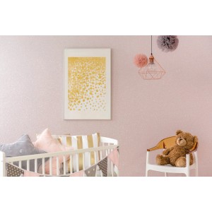 Rózsaszín fal csillámfestékkel (Rust-Oleum Subtle Shimmer), gyerekszoba jelenet.
