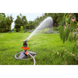 Gardena Comfort turbinás esőztető szánnal öntözi a gyepet. Csendes gyepszóró használatban.