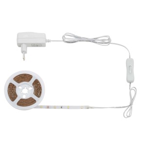 LED szalag tekercsen, hálózati adapterrel és kapcsolóval.